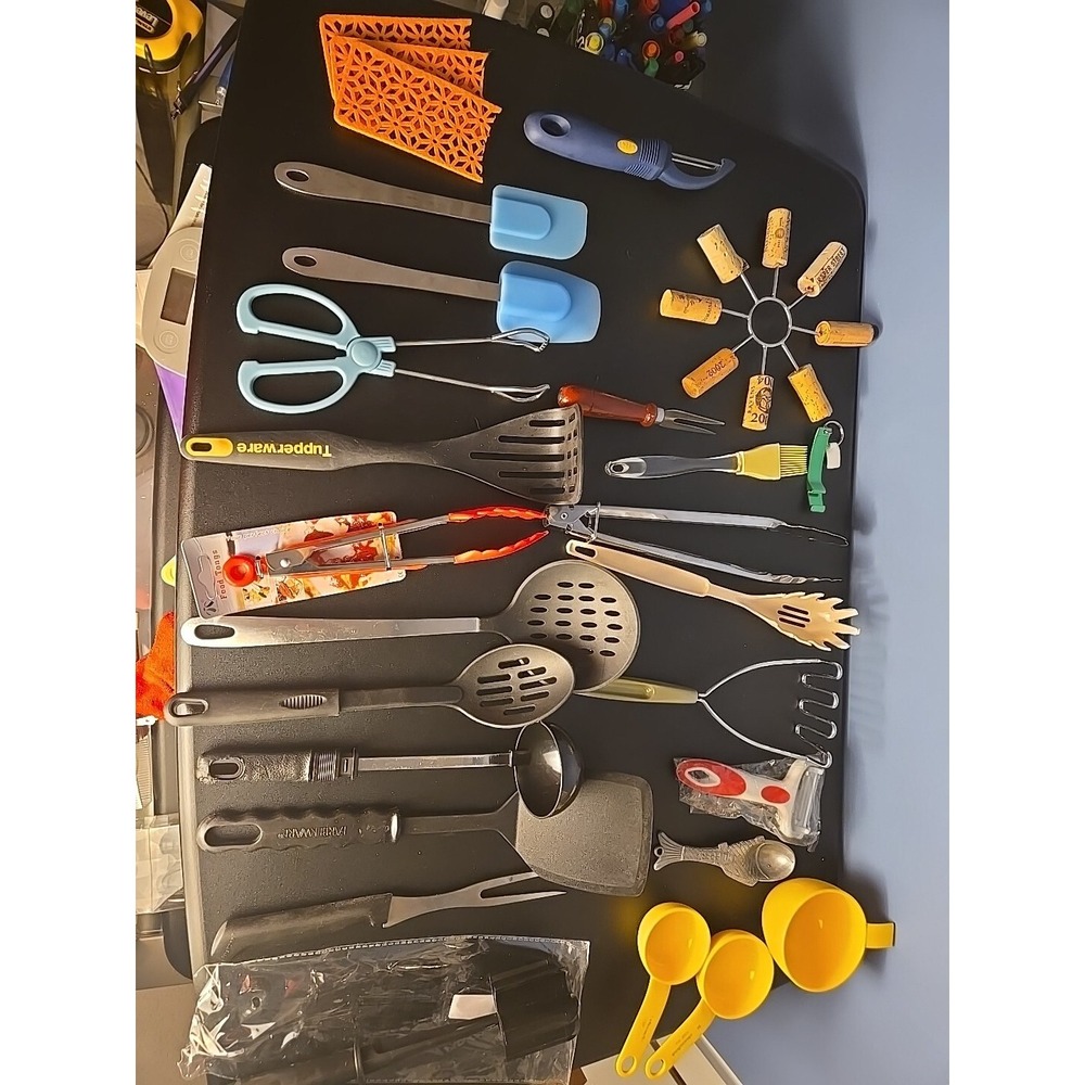 Lot of 25 Kitchen Utensils Vintage to Modern Spatulas Peeler Thongs Tupperware